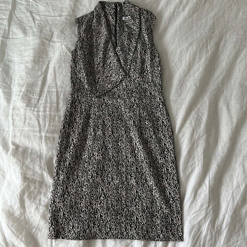 Calvin Klein sleevless sheath dress v neck Black and white size 10
